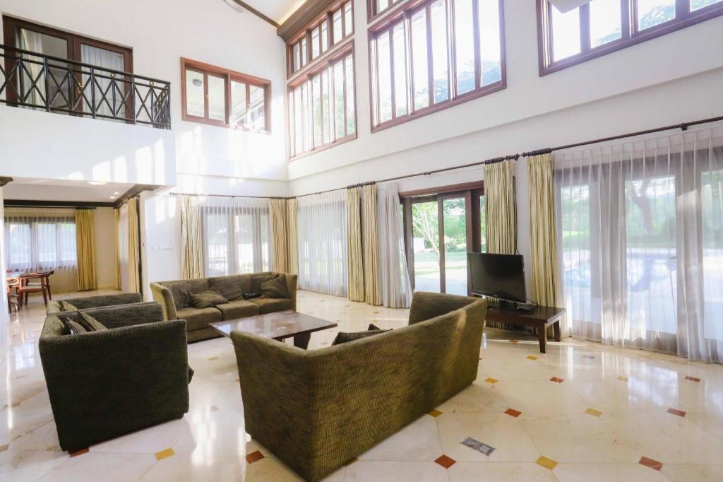 Taman Dayu Golf Club And Resort Prigen Exterior photo